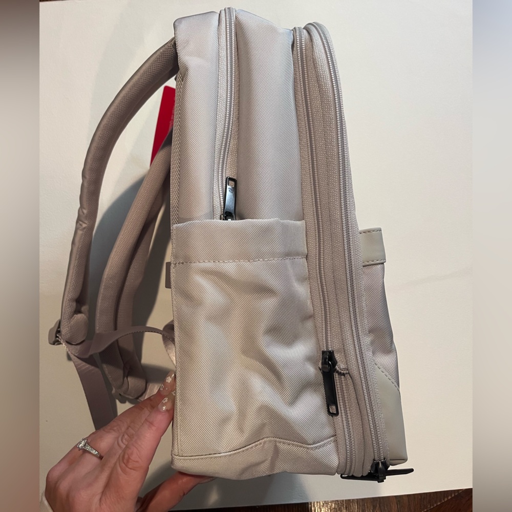 NEW Hanke Expandable Travel Laptop Backpack 16” – Greyish White - Picture 3 of 10